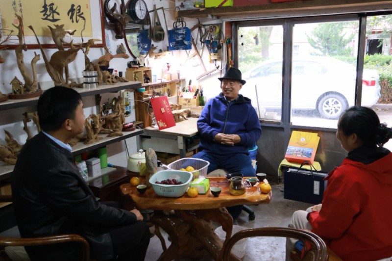 首届校友冯华捐赠根雕